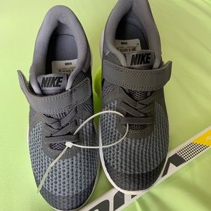 Nike: Grey/Black Velcro Tab Sneakers